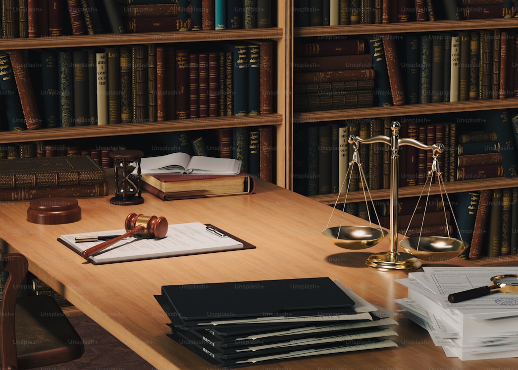 Livros e balança da justiça